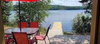 Cozy lakefront cottage near Algonquin with a private dock.