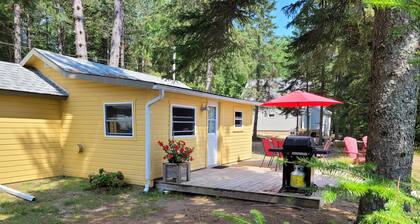 Cozy lakefront cottage near Algonquin with a private dock.