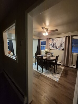 Dining - Delightful 3-bedroom house in Irvington perfect for your getaway (Irvington)
