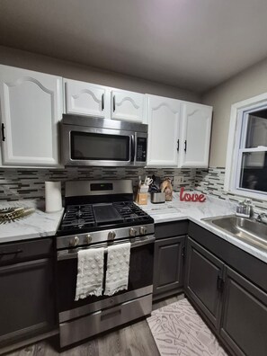 Private kitchen - Delightful 3-bedroom house in Irvington perfect for your getaway (Irvington)