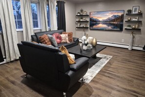 Living area - Delightful 3-bedroom house in Irvington perfect for your getaway (Irvington)