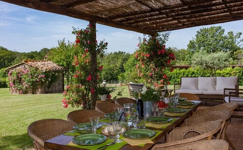 La Scorticata, Elegante Familienvilla mit Pool, umgeben von Eichen.