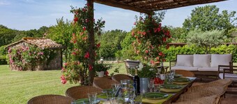 Elegant family villa with swimming pool, surrounded by oak woods.