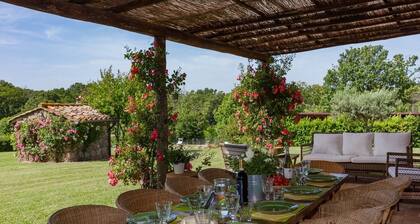 La Scorticata, Elegante Familienvilla mit Pool, umgeben von Eichen.