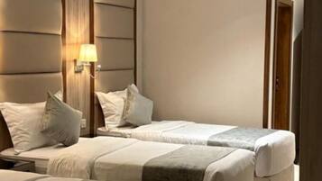 Standard Triple Room | Desk, free WiFi