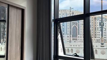 Signature Triple Room | Desk, free WiFi