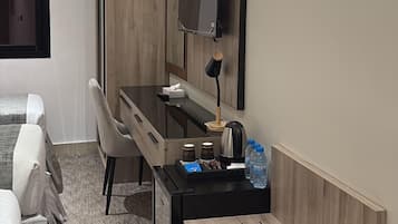 Triple Room | Meja, Wi-fi percuma