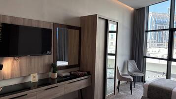 Signature Triple Room | Desk, free WiFi