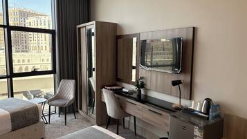 Signature Triple Room | Desk, free WiFi