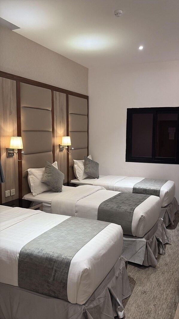 Triple Room | Desk, free WiFi