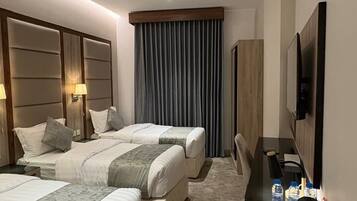 Triple Room | Desk, free WiFi