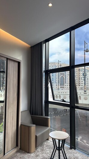 Signature Triple Room | Desk, free WiFi