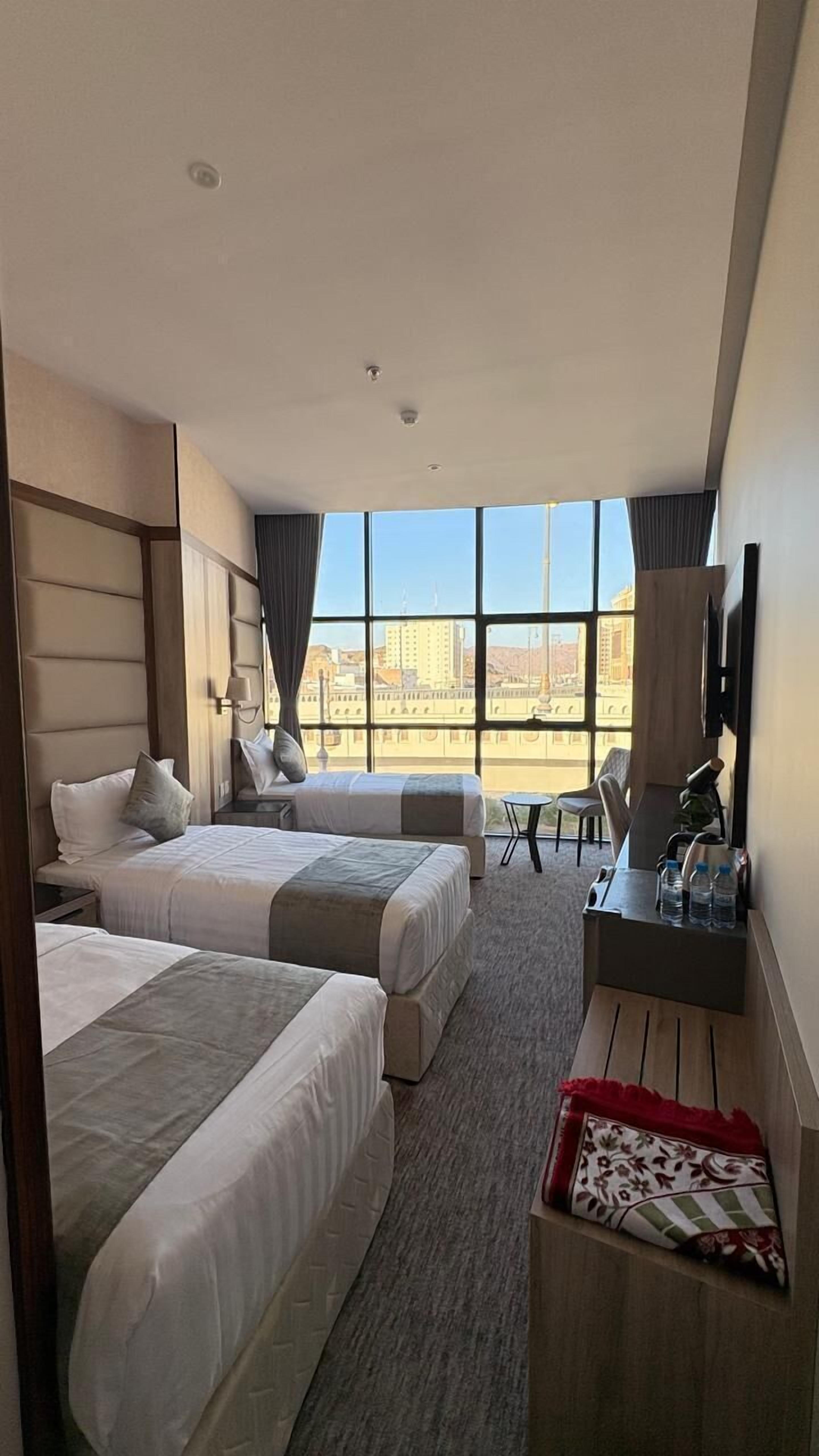 Signature Triple Room | Desk, free WiFi