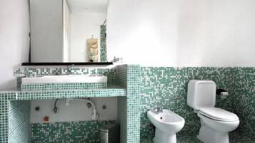 Sadesuihkupää, ilmaiset hygieniatuotteet, hiustenkuivaaja, pyyhkeet