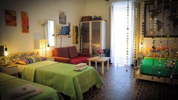 Neljän hengen classic-huone, parveke, kaupunkinäköala | Tallelokero huoneessa, kannettavalle tietokoneelle sopiva työtila