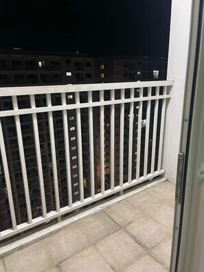 Property grounds - Shore residences 18C1 MOA 1BR with balcony pool view By darpm (Pasay City)