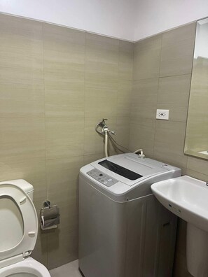 Shower, hair dryer, bidet, towels - Shore residences 18C1 MOA 1BR with balcony pool view By darpm (Pasay City)