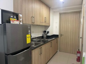 Private kitchen - Shore residences 18C1 MOA 1BR with balcony pool view By darpm (Pasay City)