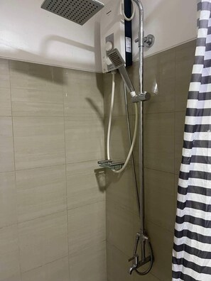 Shower, hair dryer, bidet, towels - Shore residences 18C1 MOA 1BR with balcony pool view By darpm (Pasay City)