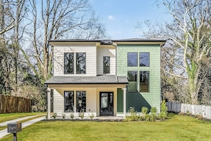 Exterior - Luxury 4BR 4 BA, Chef Kitchen, 10 min to FIFA Stadium, 5 min to BeltLine (Atlanta)