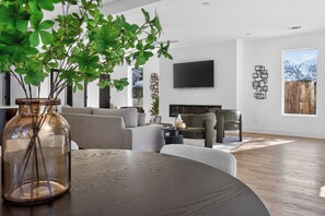 Interior - Luxury 4BR 4 BA, Chef Kitchen, 10 min to FIFA Stadium, 5 min to BeltLine (Atlanta)