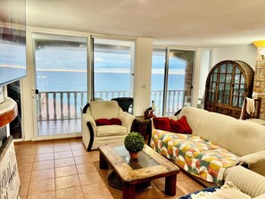 Living area - Charming 4-bedroom beach house in Rosarito, perfect for your getaway (Rosarito)