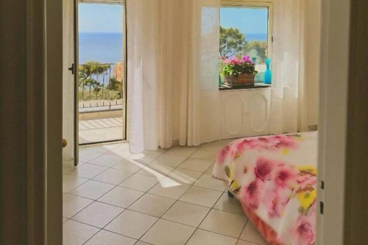 Una cassaforte in camera, tende oscuranti, ferro/asse da stiro