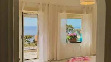 Caja de seguridad en la habitación y cortinas blackout