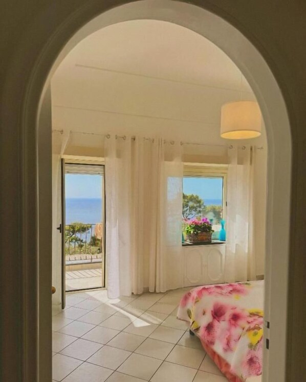 Caja fuerte, cortinas opacas, tabla de planchar con plancha