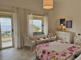 客房内保险箱、遮光窗帘、熨斗/熨板、免费 WiFi