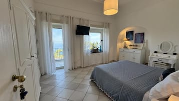 Habitación doble, 1 cama doble, balcón, vistas al mar | Caja fuerte, cortinas opacas, tabla de planchar con plancha