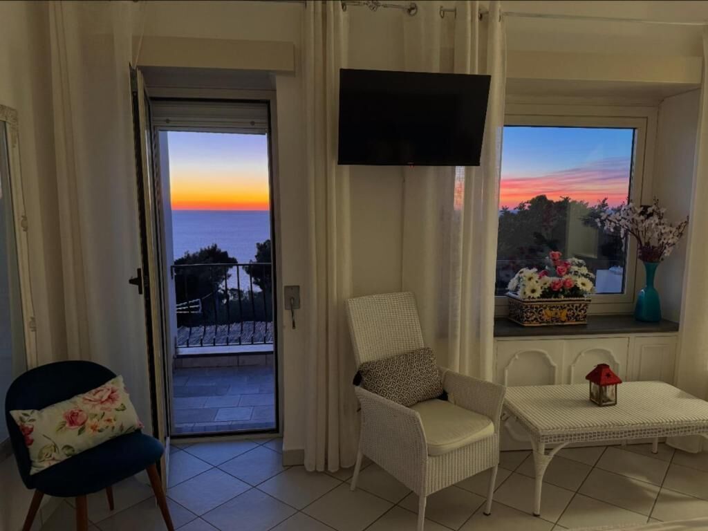 Habitación doble, 1 cama matrimonial, balcón, vista al mar | Área de sala de estar