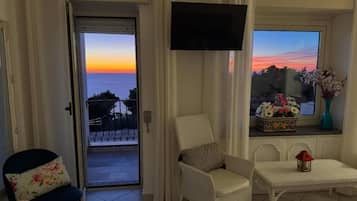 Habitación doble, 1 cama matrimonial, balcón, vista al mar | Área de sala de estar