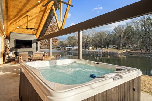 Lakefront 4BR on Lake Hamilton, Dock, Hot Tub, Game Room, Sleeps 10