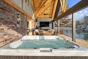Terrace/patio - Lakefront 4BR on Lake Hamilton, Dock, Hot Tub, Game Room, Sleeps 10 (Hot Springs)