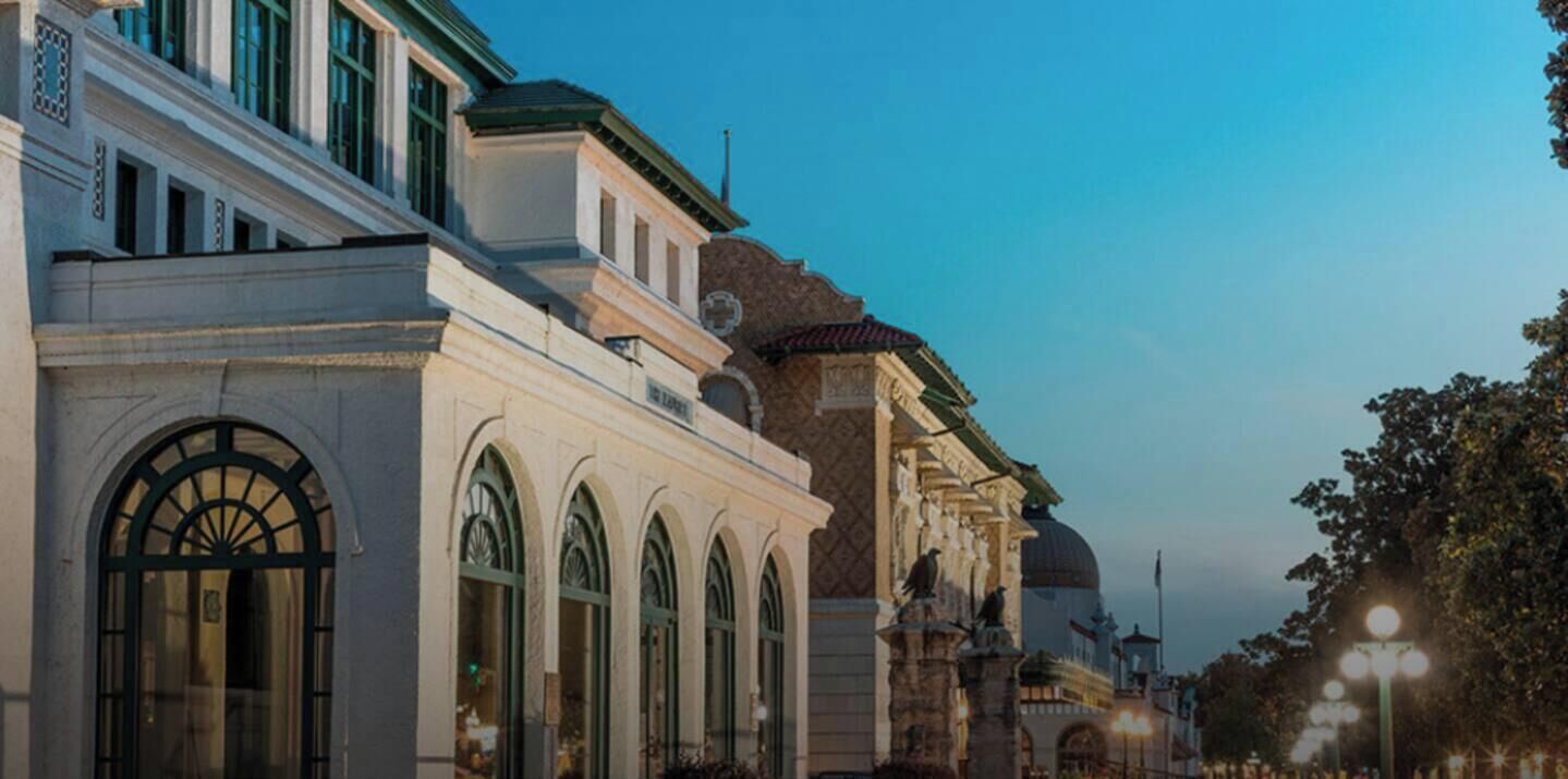 Un edificio clásico con ventanas arqueadas y una estructura de cúpula.