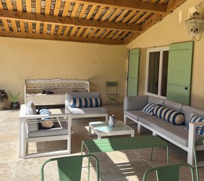 Terrace/patio - Spacious Provençal Villa | Private Pool | Sleeps 10 | Peaceful Countryside | (Verquières)