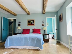 5 bedrooms, in-room safe, desk, iron/ironing board - Spacious Provençal Villa | Private Pool | Sleeps 10 | Peaceful Countryside | (Verquières)