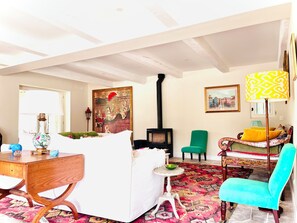 Fireplace, ping pong, books, stereo - Spacious Provençal Villa | Private Pool | Sleeps 10 | Peaceful Countryside | (Verquières)