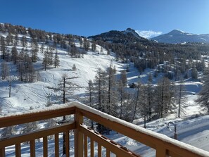 A snow-covered mountain landscape with a wooden railing in the foreground. - Luxury half chalet 95 m2, ski-in/ski-out, panoramic view, indoor pool (Vars)