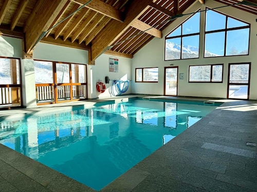 Demi Chalet de standing 95 m2, ski aux pieds, vue panoramique, piscine couverte