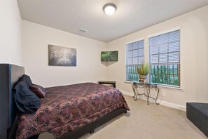 3 室のベッドルーム、アイロン / アイロン台、WiFi、ベッドシーツ