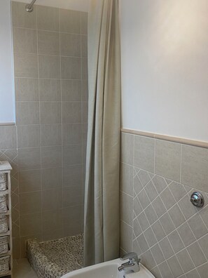 Een douche, een haardroger, een bidet, handdoeken