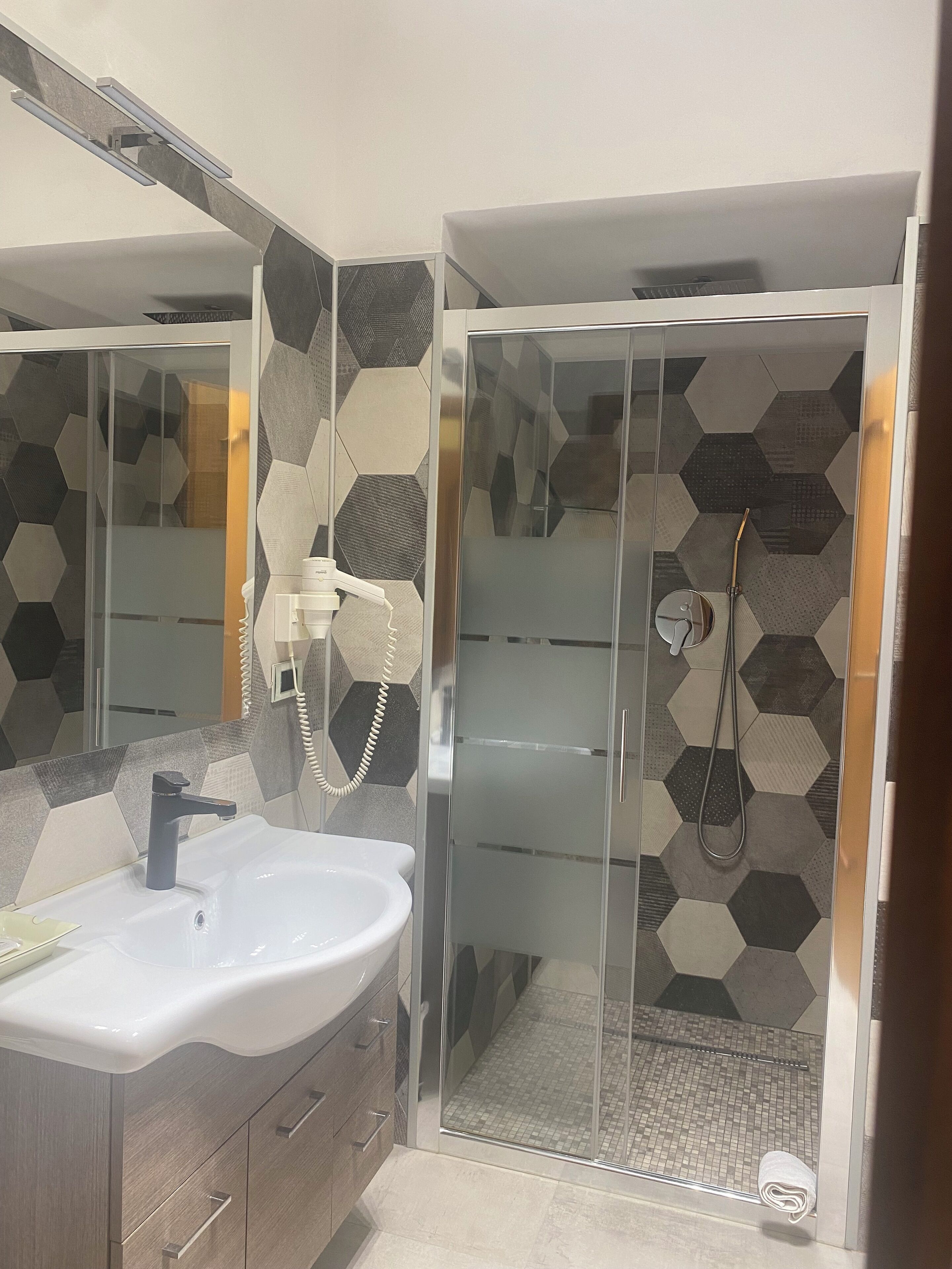 Douche, sèche-cheveux, bidet, serviettes fournies