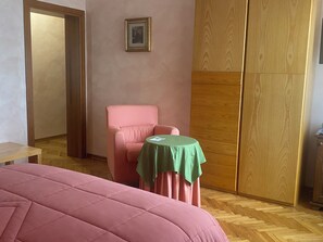 7 bedrooms, iron/ironing board, WiFi, bed sheets
