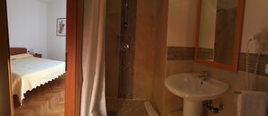 Een douche, een haardroger, een bidet, handdoeken