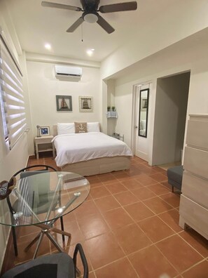In-room safe, WiFi, bed sheets - Cozy, bright, ground floor studio, pool, walk to beach (Playas del Coco)