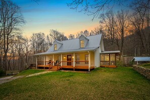 Exterior - New! Private Waterfall! King Suite~Pet Friendly (Burnsville)