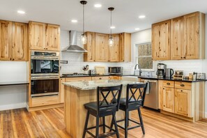 Fridge, microwave, oven, stovetop - New! Private Waterfall! King Suite~Pet Friendly (Burnsville)