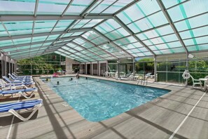 Inomhuspool och utomhuspool